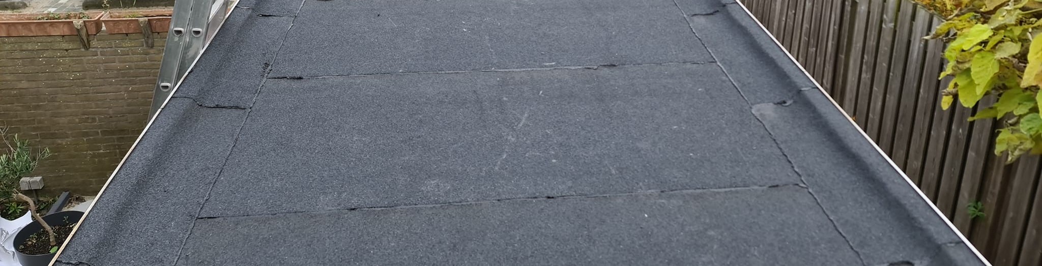 Plat dak met nieuwe dakbedekking